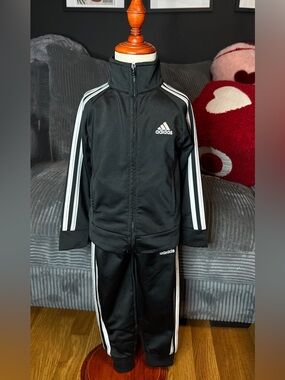 Size 3T unisex adidas kids athletic leisure casual  tracksuit